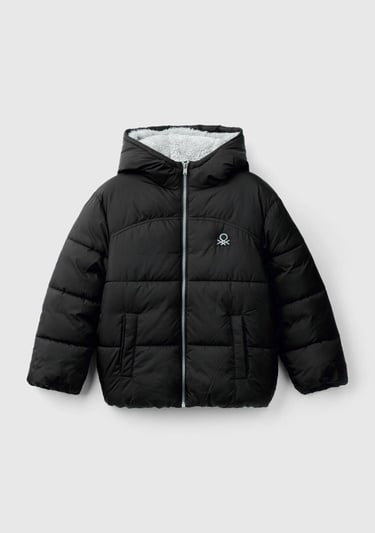  Erkek Çocuk Siyah Sol Göğsü Logo Yamalı Önü Cep Detaylı Pufa Mont
