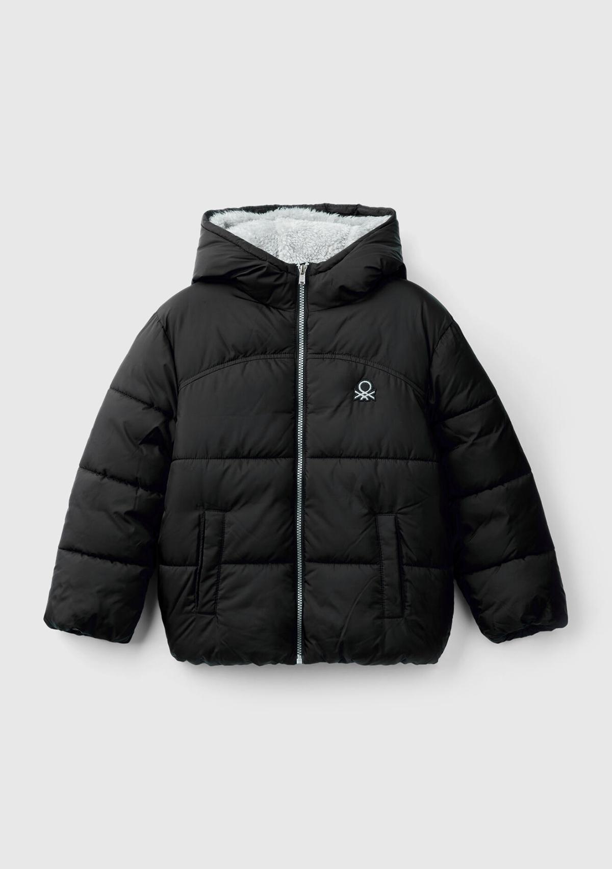  Erkek Çocuk Siyah Sol Göğsü Logo Yamalı Önü Cep Detaylı Pufa Mont