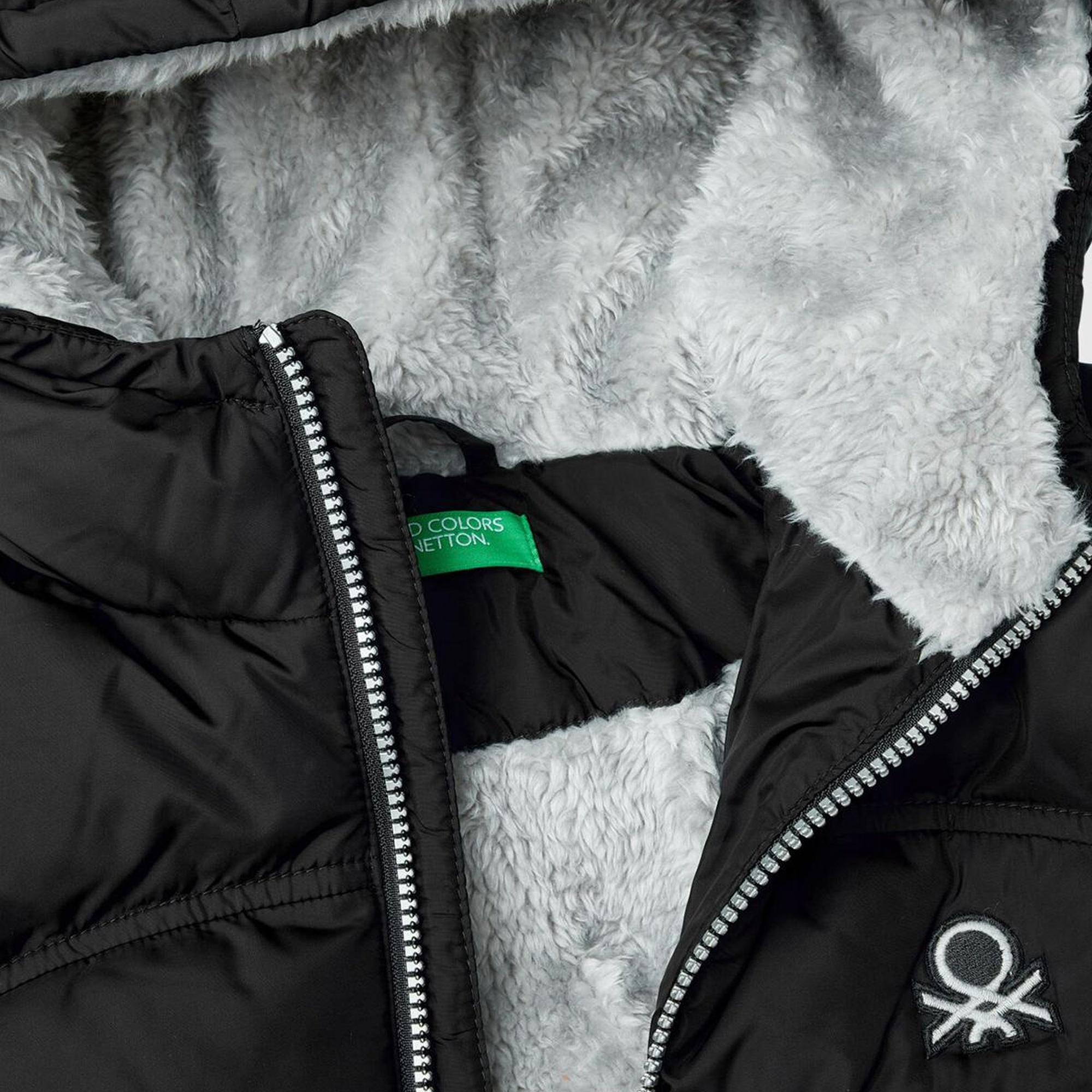 Erkek Çocuk Siyah Sol Göğsü Logo Yamalı Önü Cep Detaylı Pufa Mont