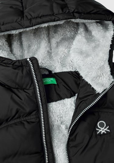  Erkek Çocuk Siyah Sol Göğsü Logo Yamalı Önü Cep Detaylı Pufa Mont