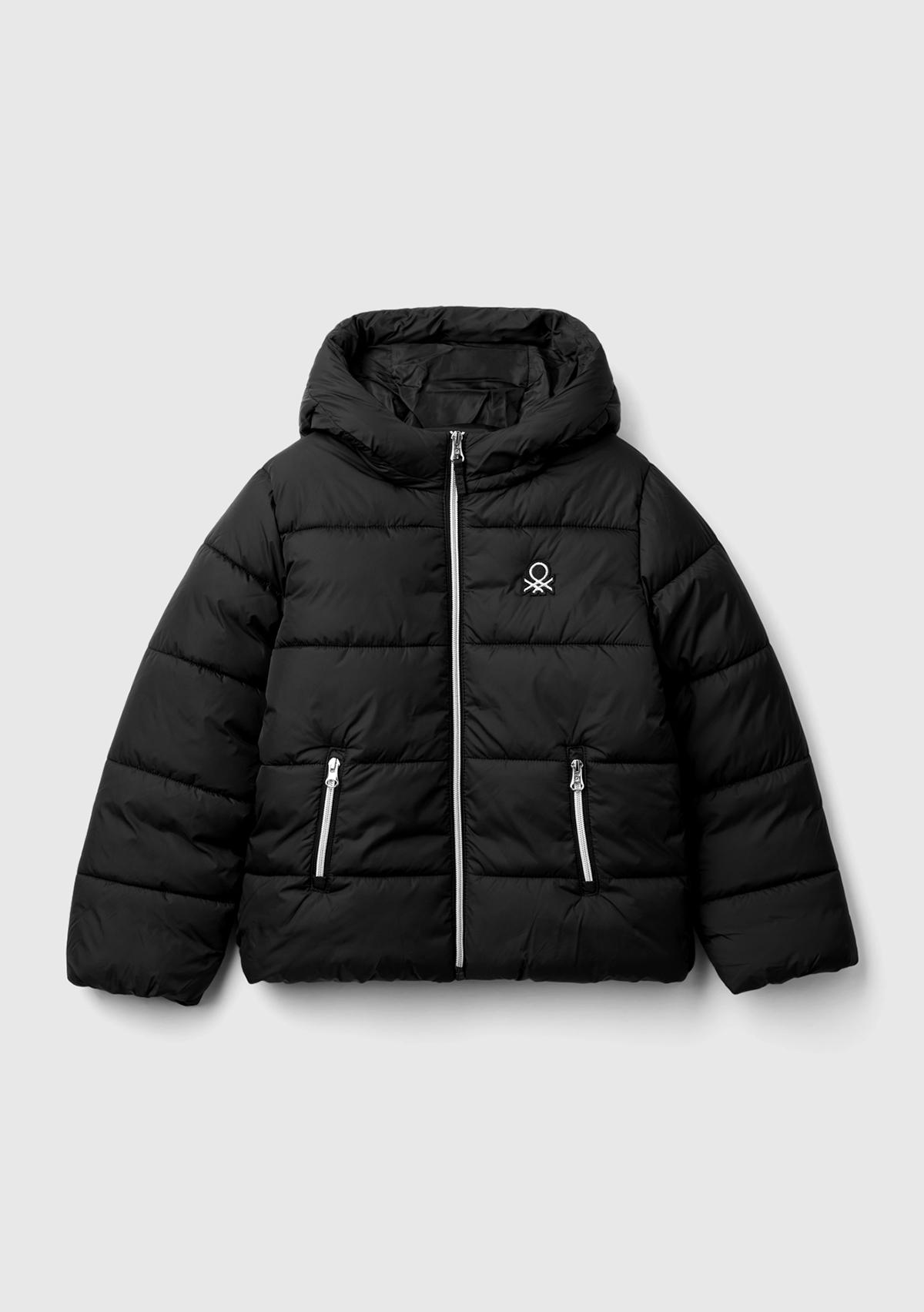  Kız Çocuk Siyah Sol Göğsü Logo İşlemeli Cepli Kapüşonlu Yüksek Yaka Mont