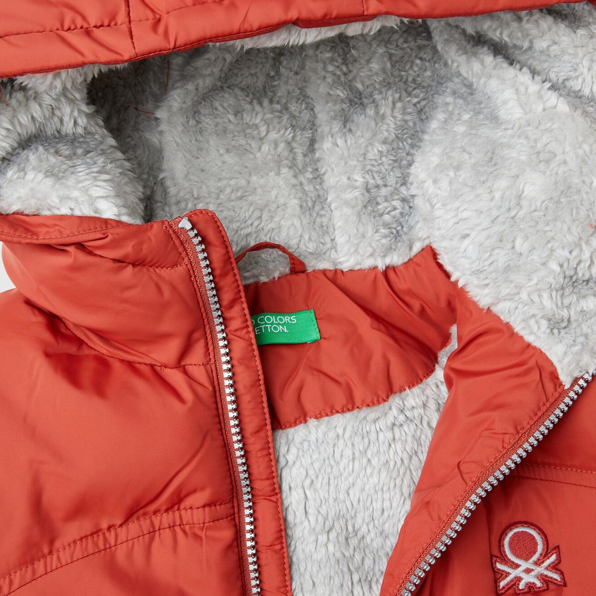 Erkek Çocuk Tarçın Sol Göğsü Logo Yamalı Önü Cep Detaylı Pufa Mont