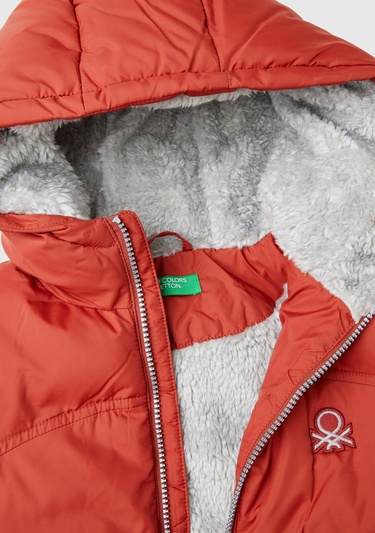  Erkek Çocuk Tarçın Sol Göğsü Logo Yamalı Önü Cep Detaylı Pufa Mont