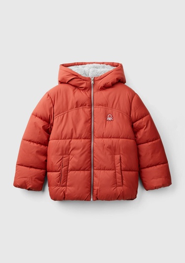  Erkek Çocuk Tarçın Sol Göğsü Logo Yamalı Önü Cep Detaylı Pufa Mont