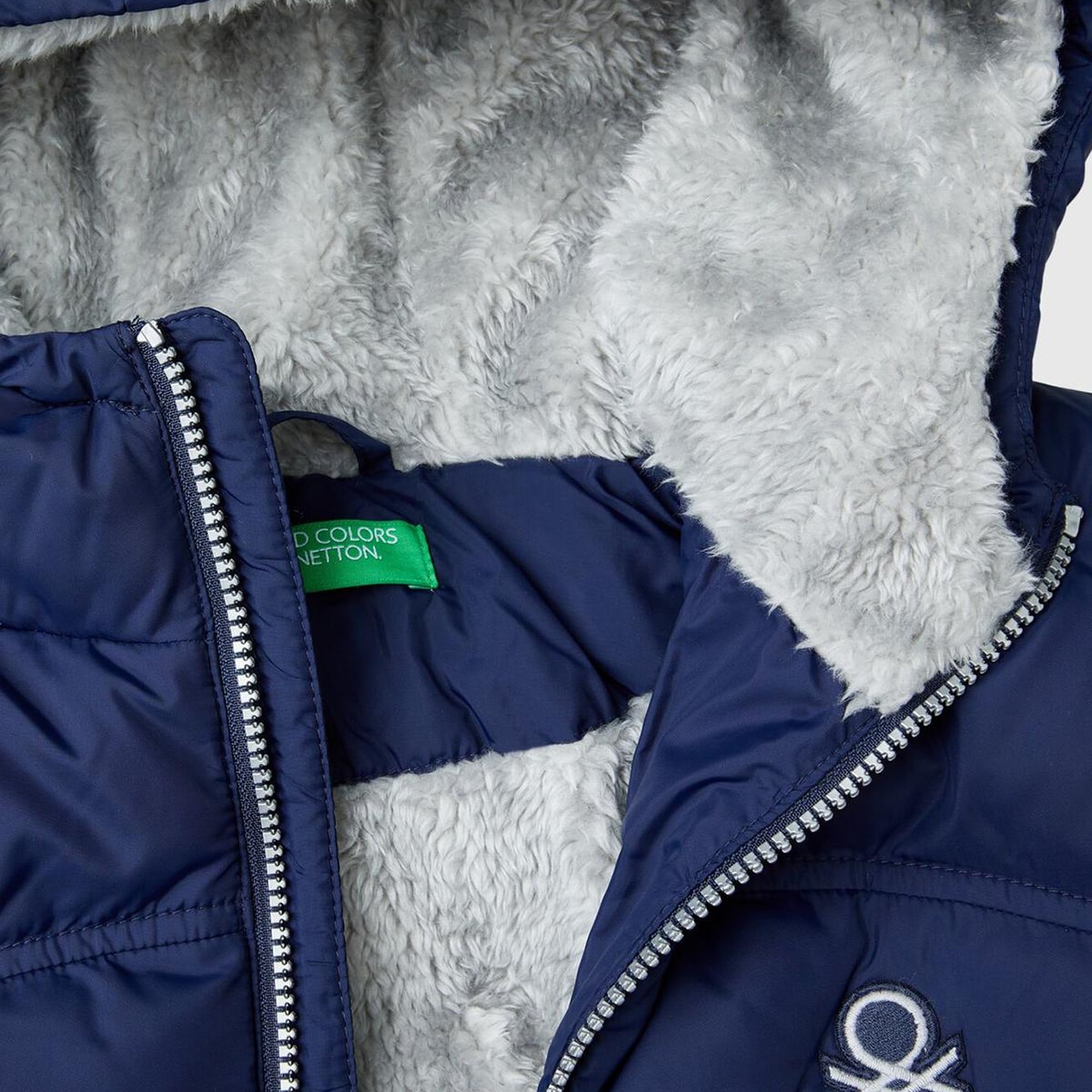 Erkek Çocuk Lacivert Sol Göğsü Logo Yamalı Önü Cep Detaylı Pufa Mont