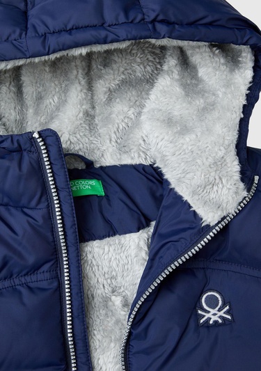  Erkek Çocuk Lacivert Sol Göğsü Logo Yamalı Önü Cep Detaylı Pufa Mont