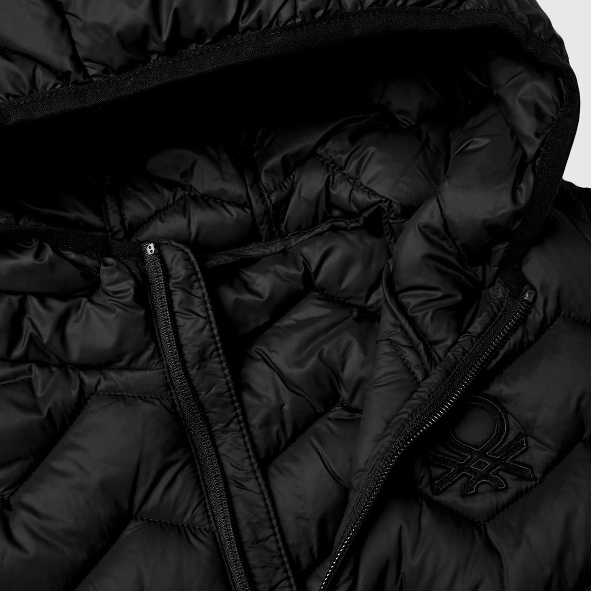 Erkek Çocuk Siyah Logo İşlemeli Pufa Yelek