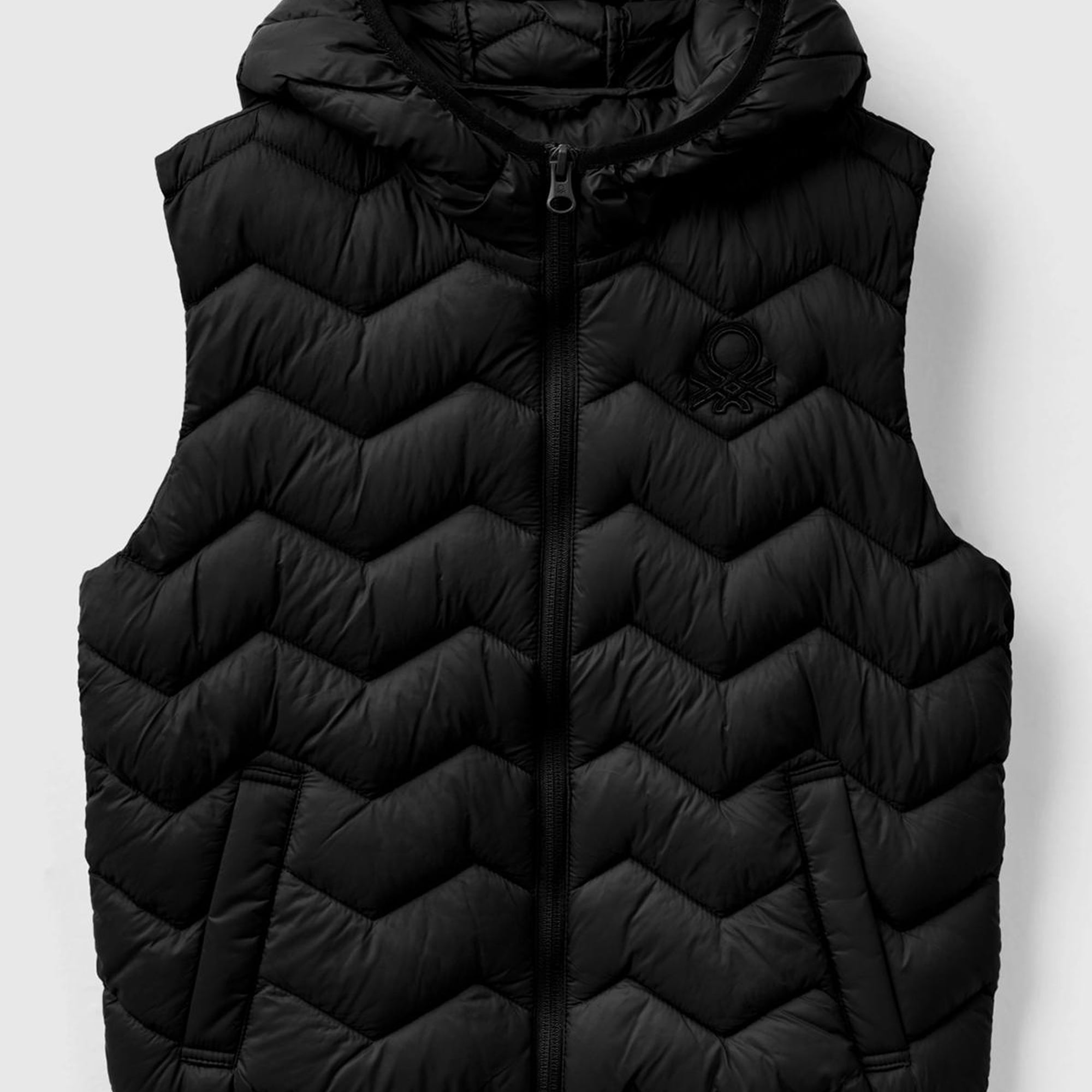 Erkek Çocuk Siyah Logo İşlemeli Pufa Yelek