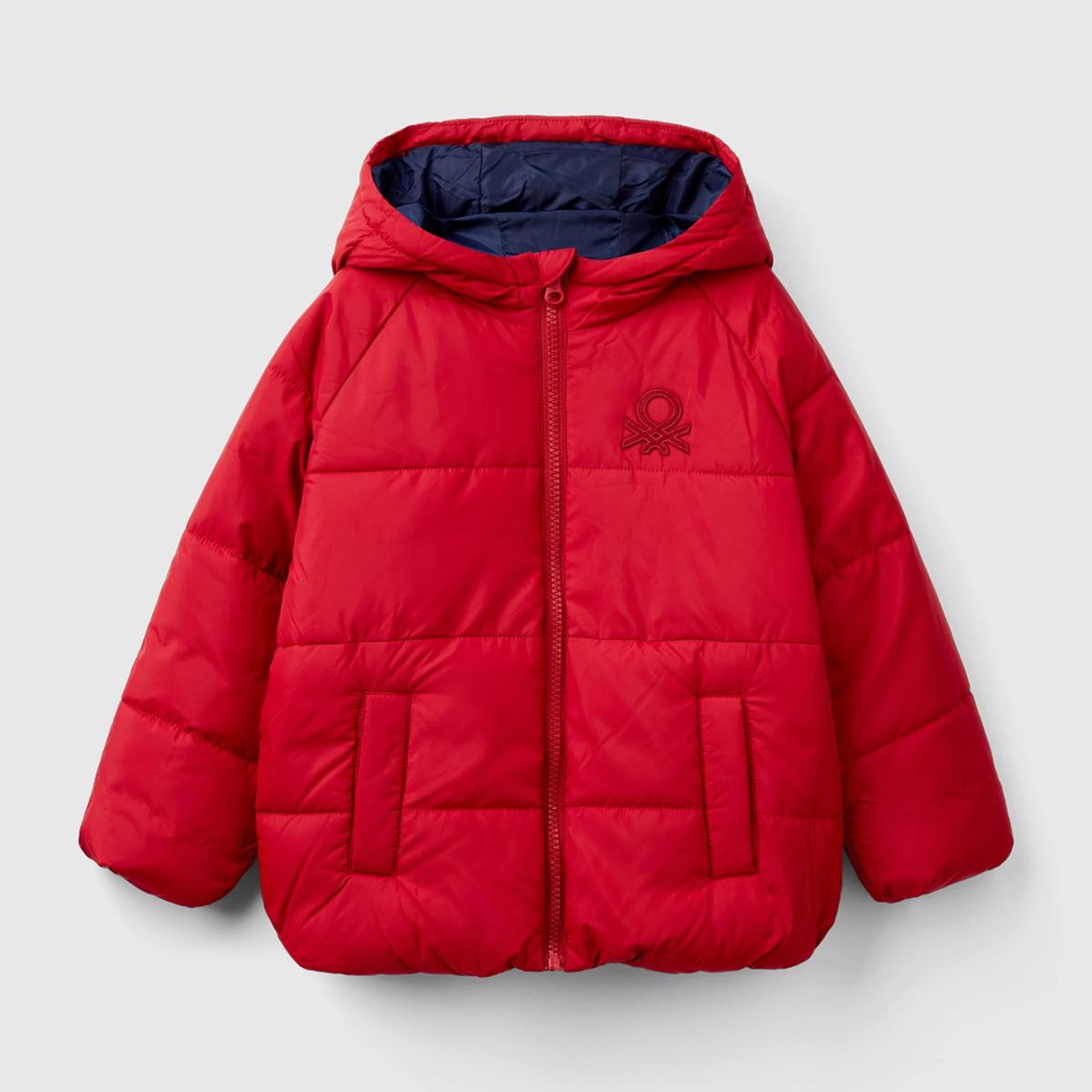 Erkek Çocuk Kırmızı Sol Göğsü Logo Yamalı Önü Cepli Kapüşonlu Fermuarlı Mont
