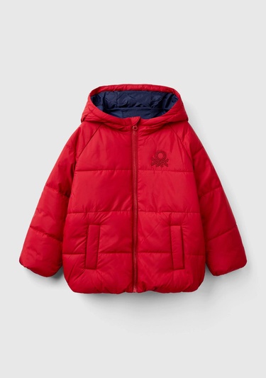  Erkek Çocuk Kırmızı Sol Göğsü Logo Yamalı Önü Cepli Kapüşonlu Fermuarlı Mont