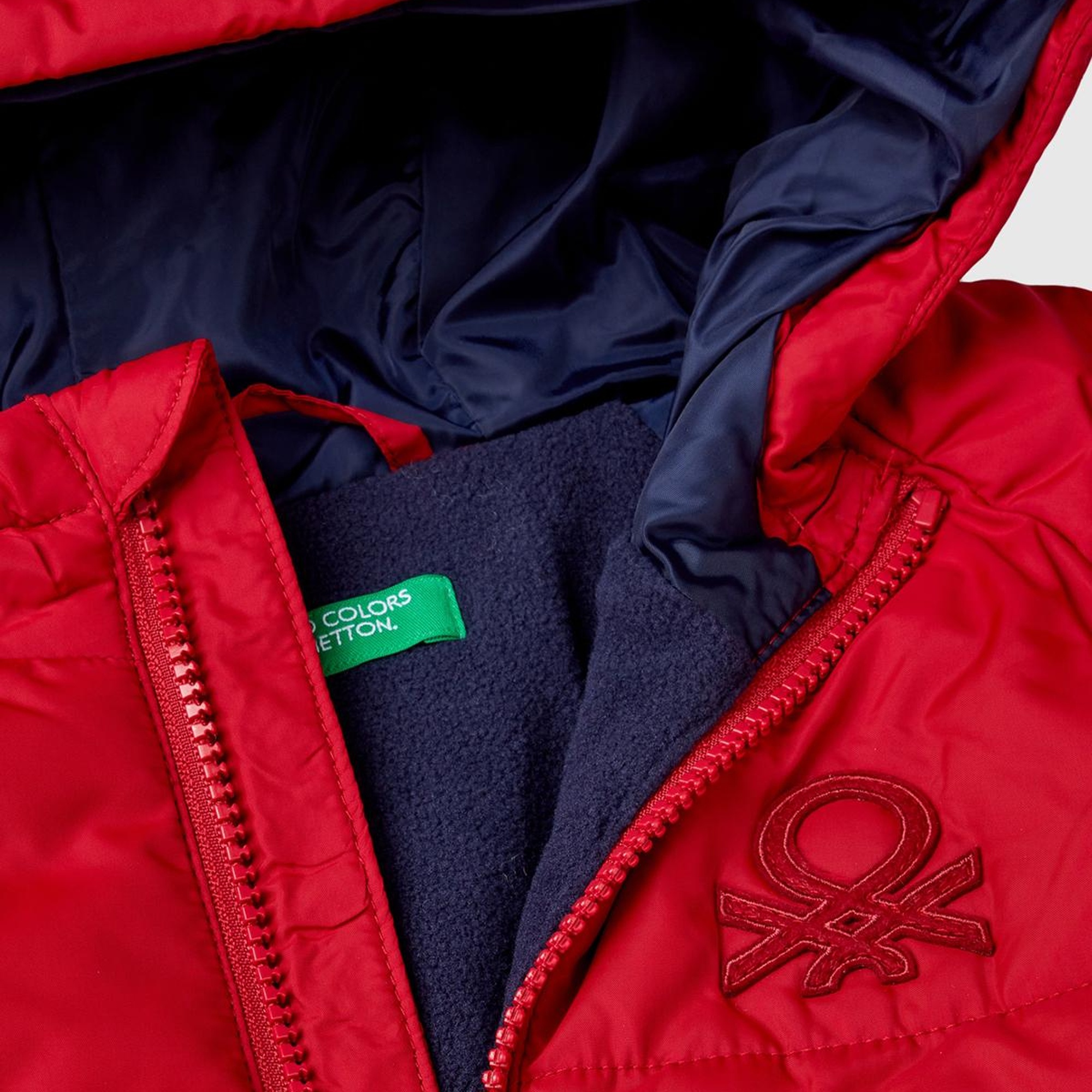 Erkek Çocuk Kırmızı Sol Göğsü Logo Yamalı Önü Cepli Kapüşonlu Fermuarlı Mont