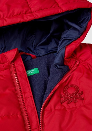  Erkek Çocuk Kırmızı Sol Göğsü Logo Yamalı Önü Cepli Kapüşonlu Fermuarlı Mont