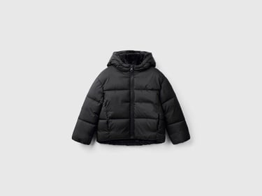  Kız Çocuk Siyah Kolu Logo İşlemeli Fermuarlı ve Kapüşonlu Kısa Pufa Mont