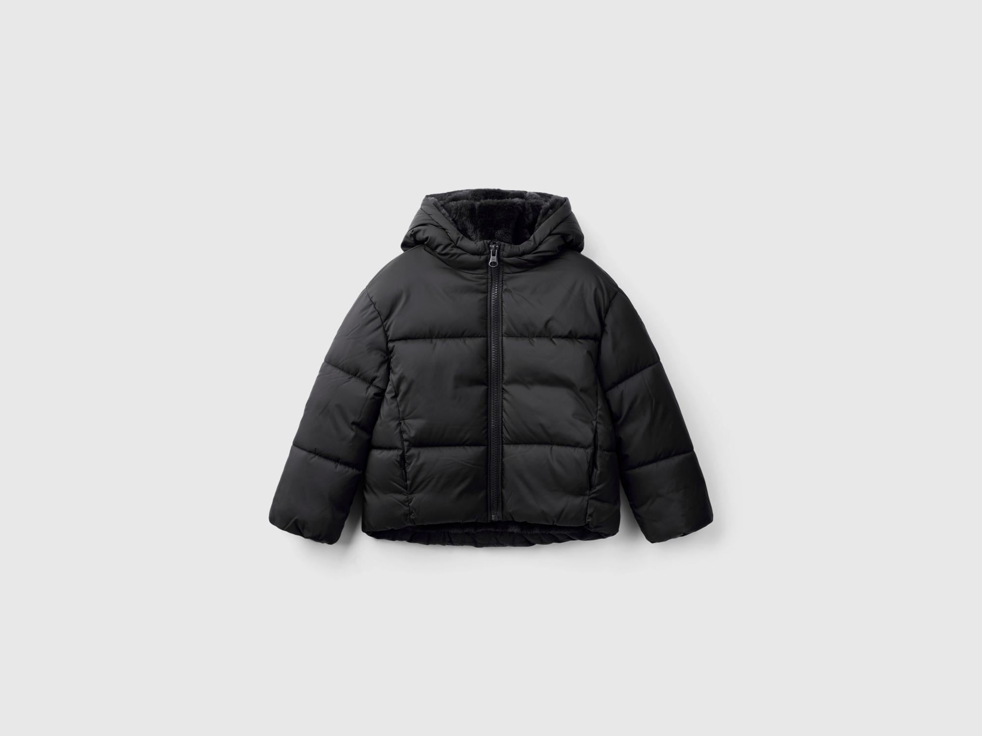  Kız Çocuk Siyah Kolu Logo İşlemeli Fermuarlı ve Kapüşonlu Kısa Pufa Mont