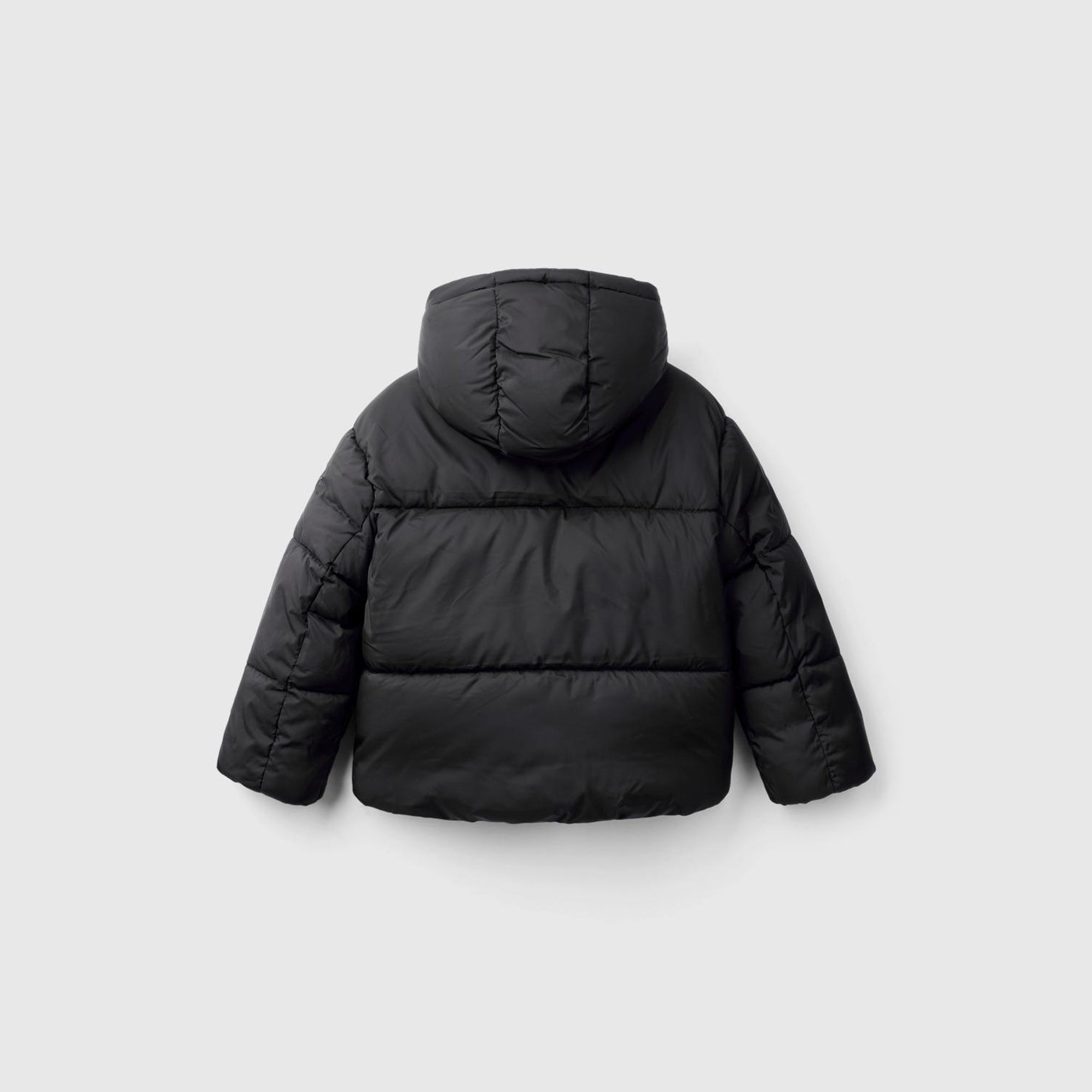 Kız Çocuk Siyah Kolu Logo İşlemeli Fermuarlı ve Kapüşonlu Kısa Pufa Mont