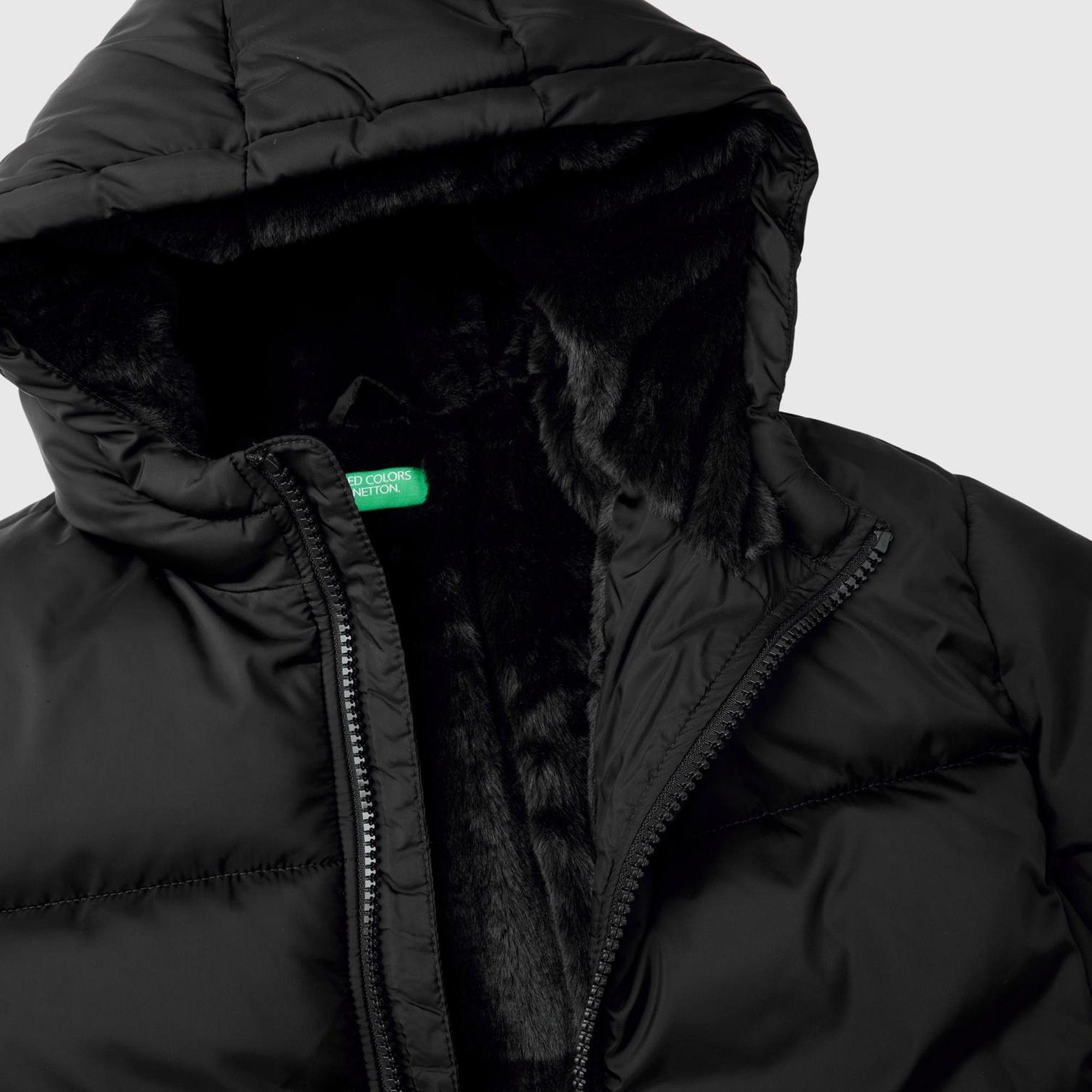 Kız Çocuk Siyah Kolu Logo İşlemeli Fermuarlı ve Kapüşonlu Kısa Pufa Mont