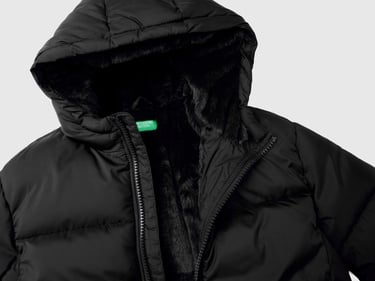  Kız Çocuk Siyah Kolu Logo İşlemeli Fermuarlı ve Kapüşonlu Kısa Pufa Mont