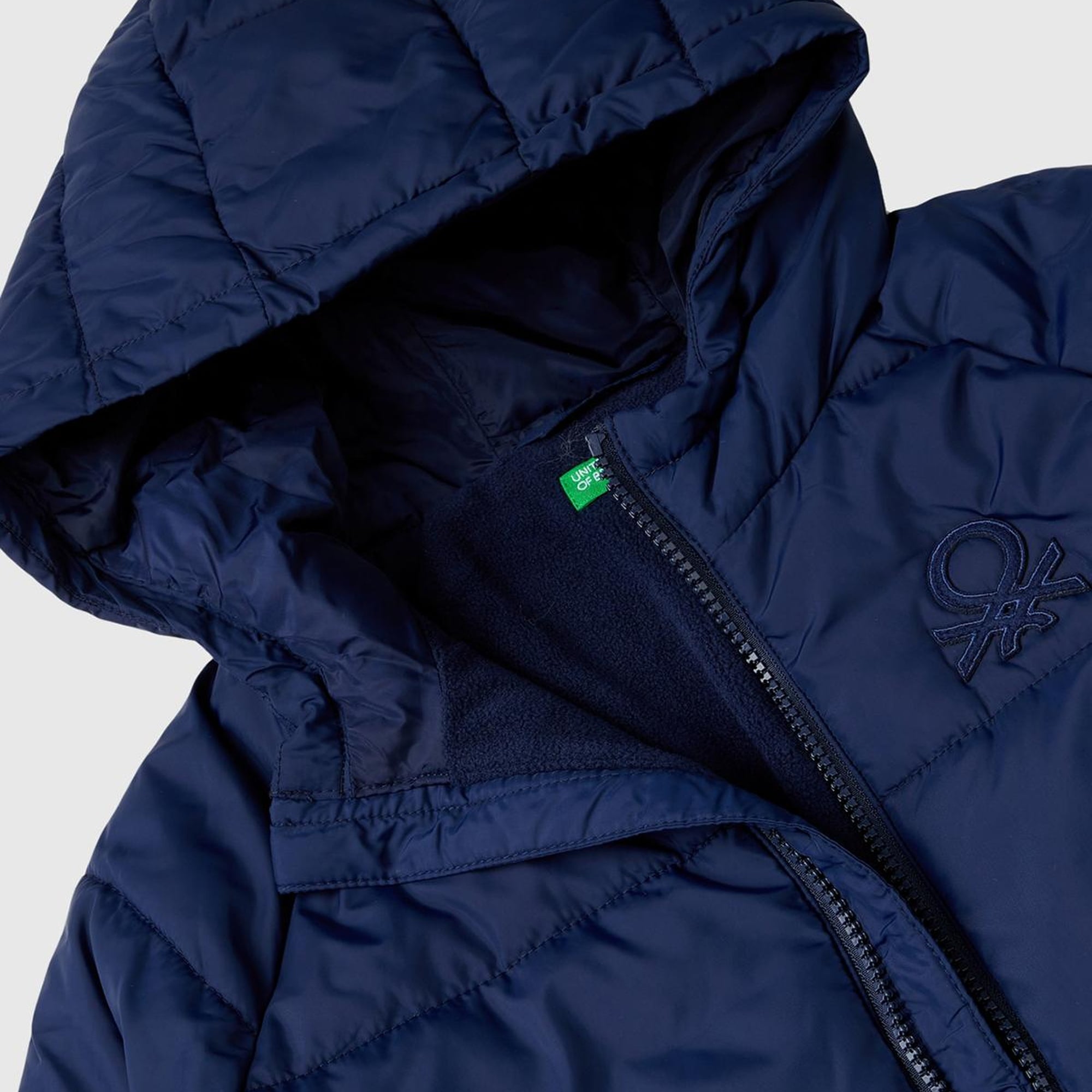 Erkek Çocuk Lacivert Sol Göğsü Logo Yamalı Önü Cepli Kapüşonlu Fermuarlı Mont