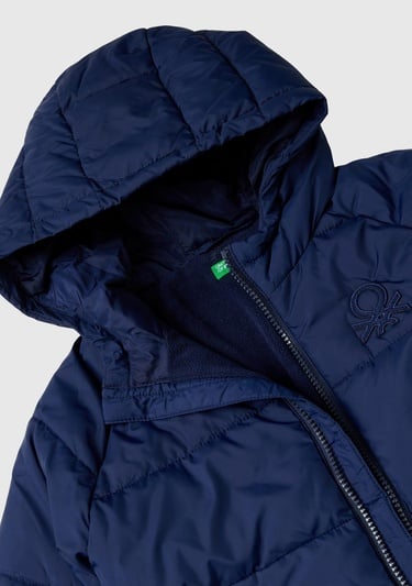  Erkek Çocuk Lacivert Sol Göğsü Logo Yamalı Önü Cepli Kapüşonlu Fermuarlı Mont