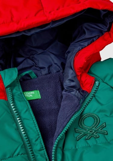  Erkek Çocuk Çam Yeşili Mix Sol Göğsü Logo Yamalı Önü Cepli Kapüşonlu Fermuarlı Mont