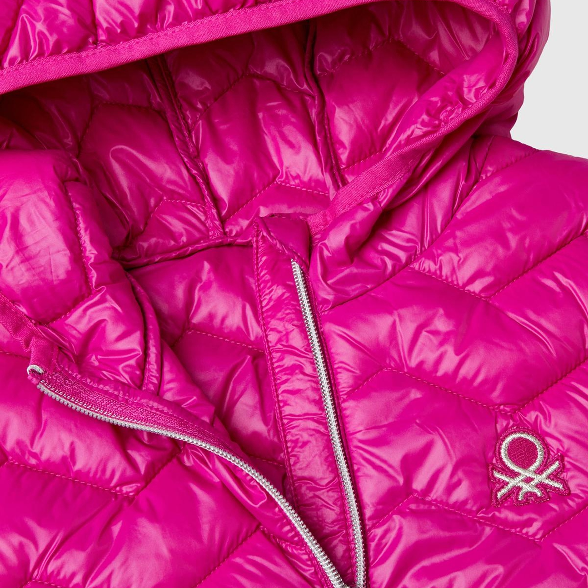 Kız Çocuk Fuşya Logo İşlemeli Kapüşonlu İnce Pufa Mont