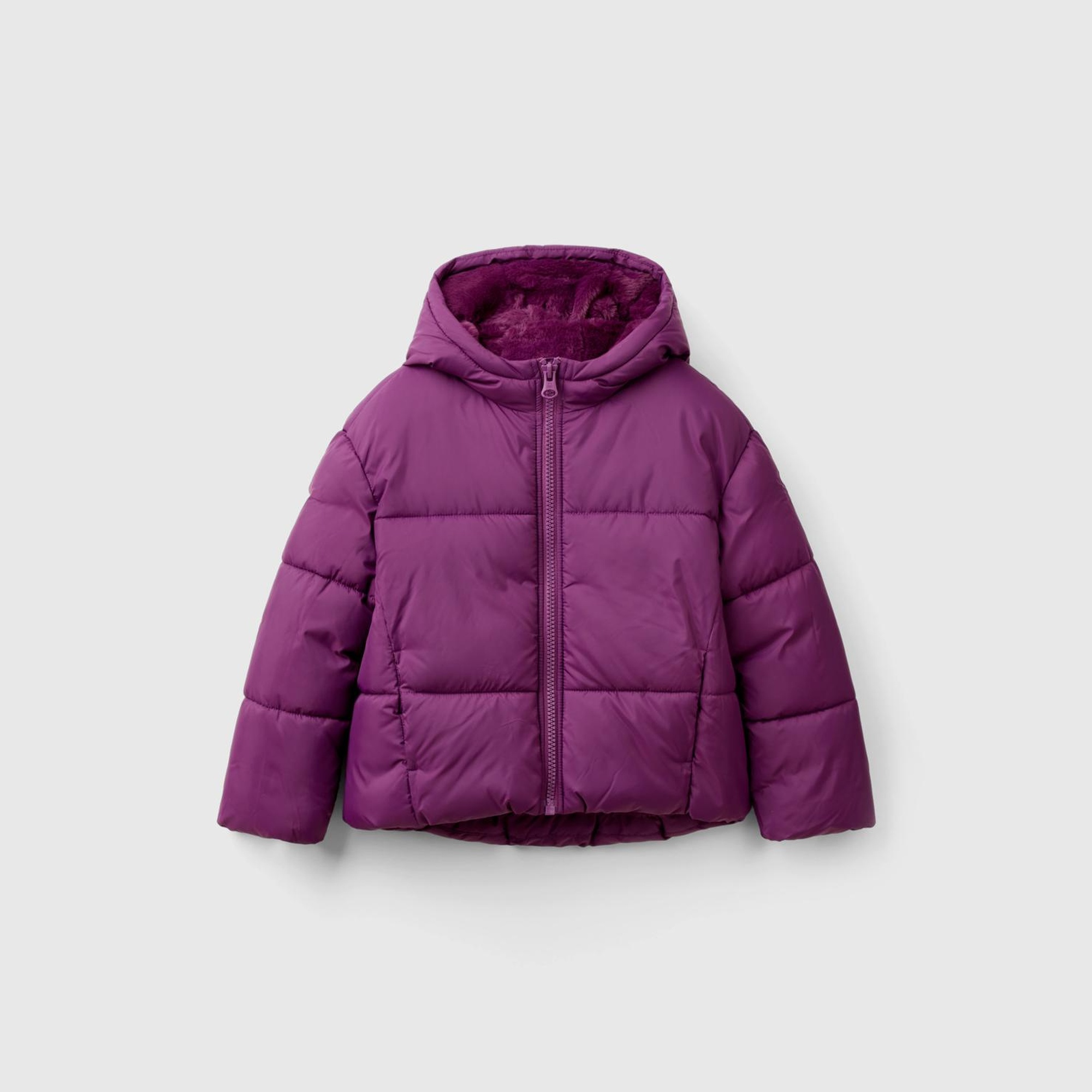 Kız Çocuk Mor Kolu Logo İşlemeli Fermuarlı ve Kapüşonlu Kısa Pufa Mont