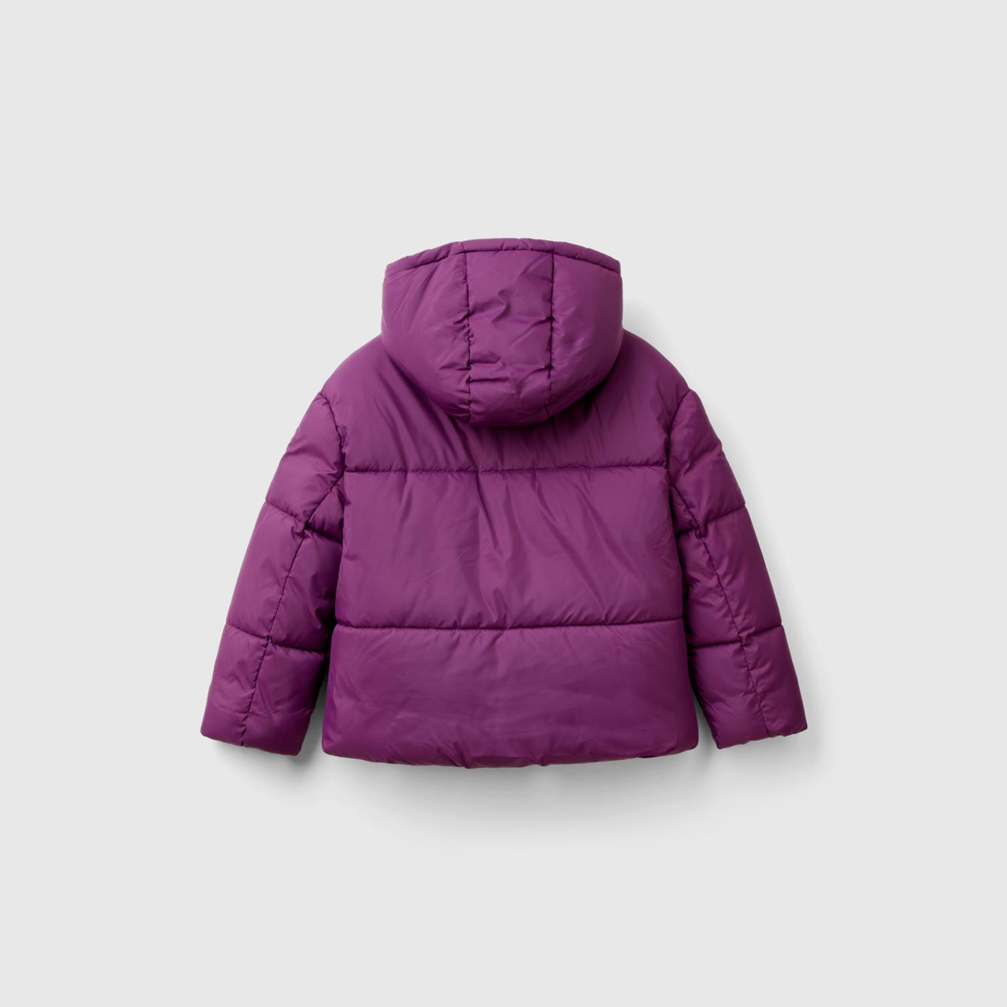 Kız Çocuk Mor Kolu Logo İşlemeli Fermuarlı ve Kapüşonlu Kısa Pufa Mont