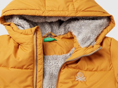  Erkek Çocuk Hardal Sarı Sol Göğsü Logo Yamalı Önü Cep Detaylı Fermuarlı Mont