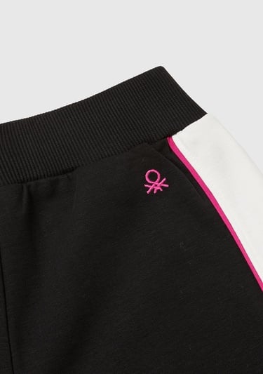  Kız Çocuk Siyah Arkası Logo İşlemeli Kontrast Şerit Detaylı Geniş Eşofman Altı