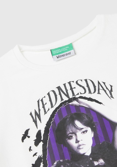  Kız Çocuk Beyaz Etek Ucu Logo Etiketli Önü Fotoğraf Baskılı T-Shirt