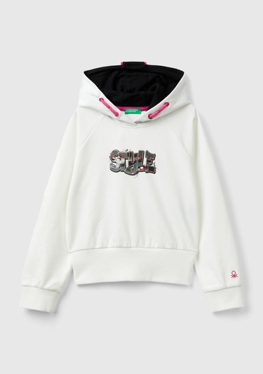  Kız Çocuk Beyaz Kolu Logo Detaylı Önü Su Bazlı Baskılı Kapüşonlu Kısa Sweatshirt