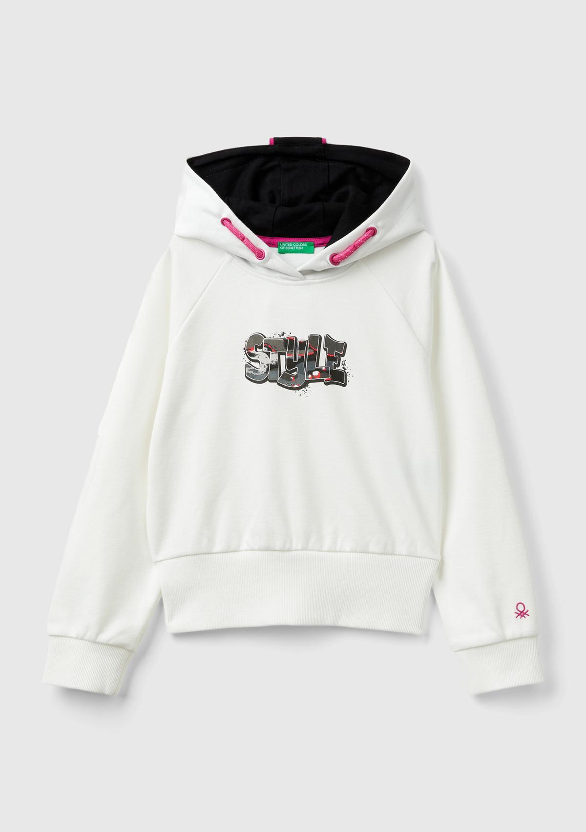  Kız Çocuk Beyaz Kolu Logo Detaylı Önü Su Bazlı Baskılı Kapüşonlu Kısa Sweatshirt