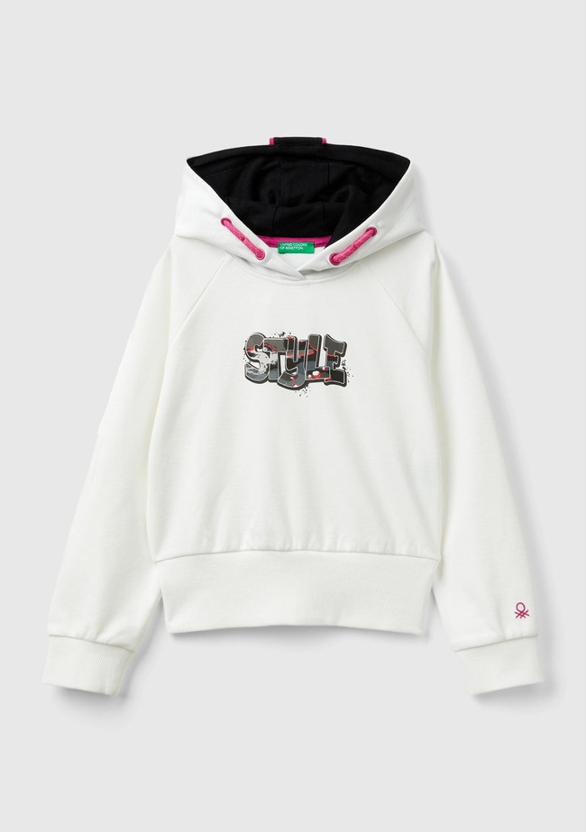  Kız Çocuk Beyaz Kolu Logo Detaylı Önü Su Bazlı Baskılı Kapüşonlu Kısa Sweatshirt