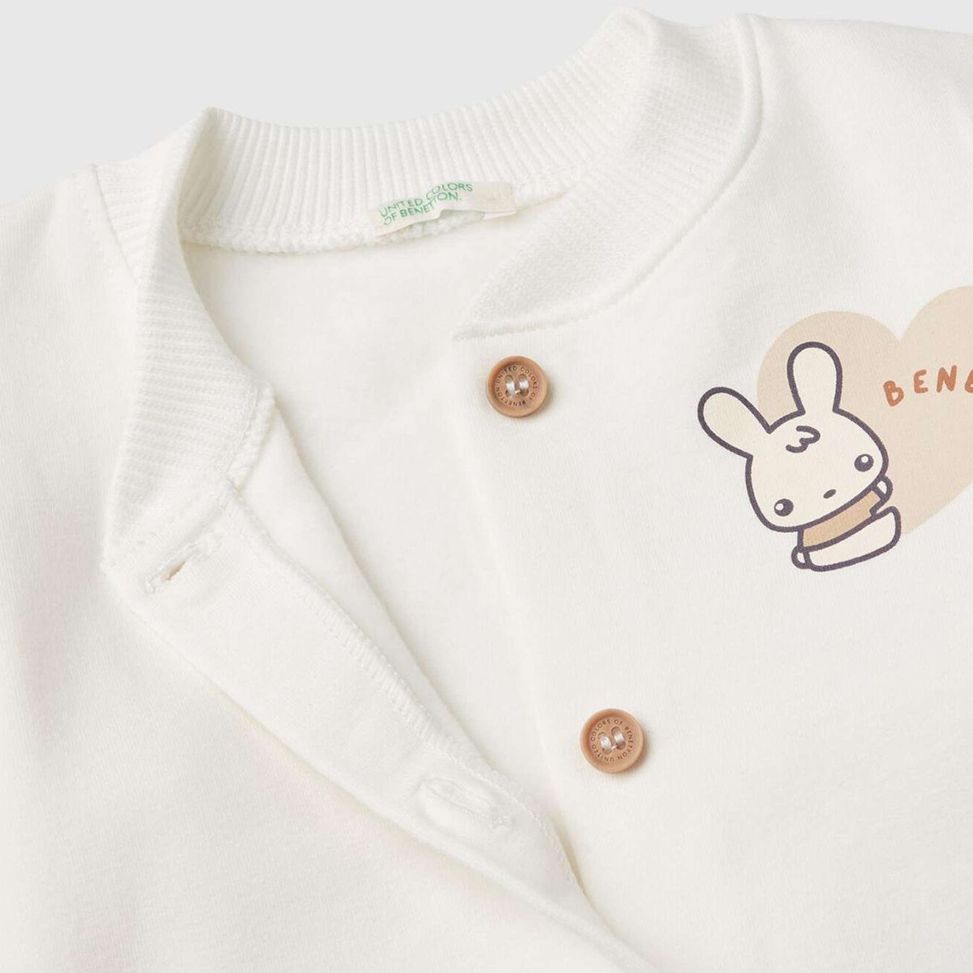 Bebek Beyaz Sol Göğsü Su Bazlı Baskılı Düğmeli Sweatshirt