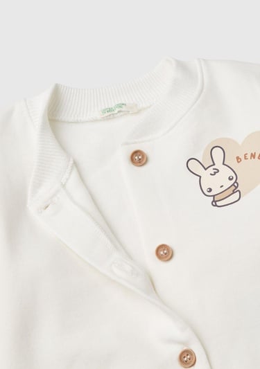  Bebek Beyaz Sol Göğsü Su Bazlı Baskılı Düğmeli Sweatshirt