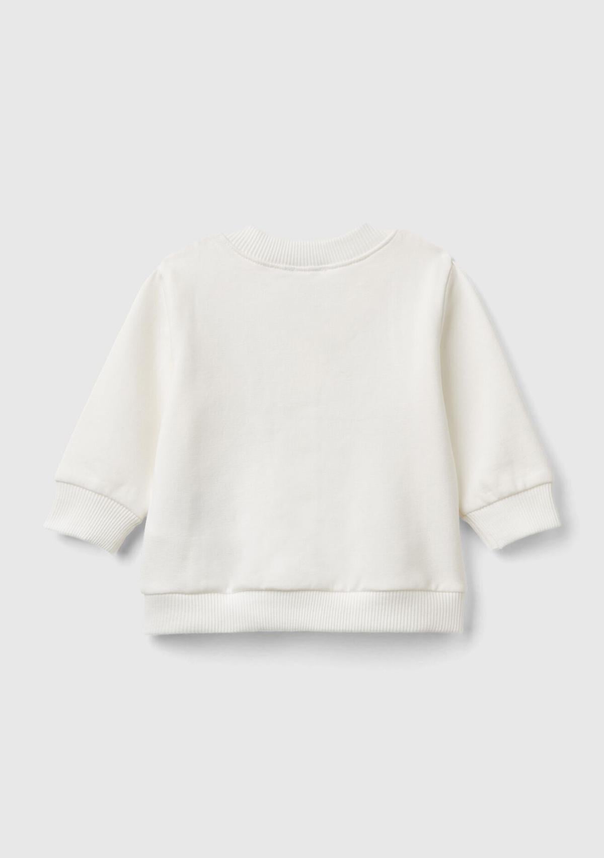  Bebek Beyaz Sol Göğsü Su Bazlı Baskılı Düğmeli Sweatshirt