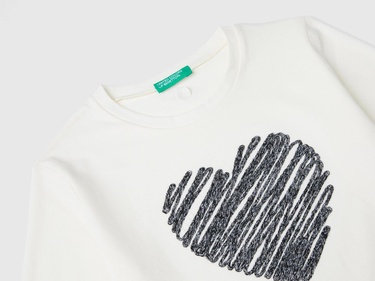  Kız Çocuk Ekru Arkası Logo Detaylı Önü Grafik İşlemeli Uzun Kollu T-Shirt