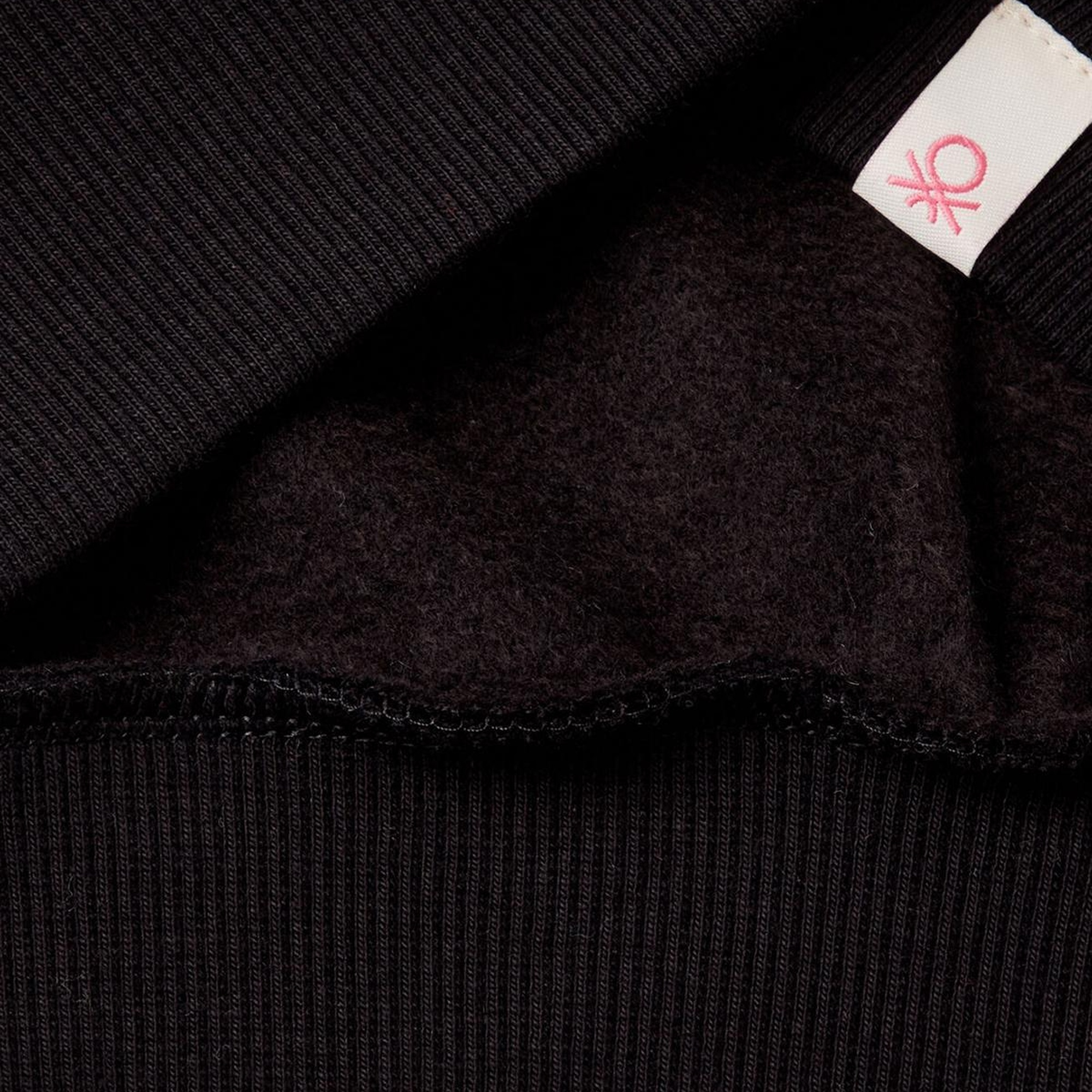 Kız Çocuk Siyah Etek Ucu Logo Etiketli Önü Baskılı Düşük Omuz Sweatshirt