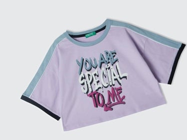  Kız Çocuk Lila Önü Baskılı Kontrast Renkli Geniş Bisiklet Yaka T-Shirt