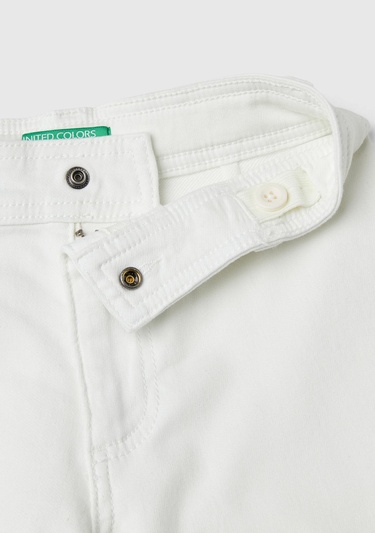  Kız Çocuk Beyaz Arkası Logo Detaylı Cepli Geniş Paça Pantolon
