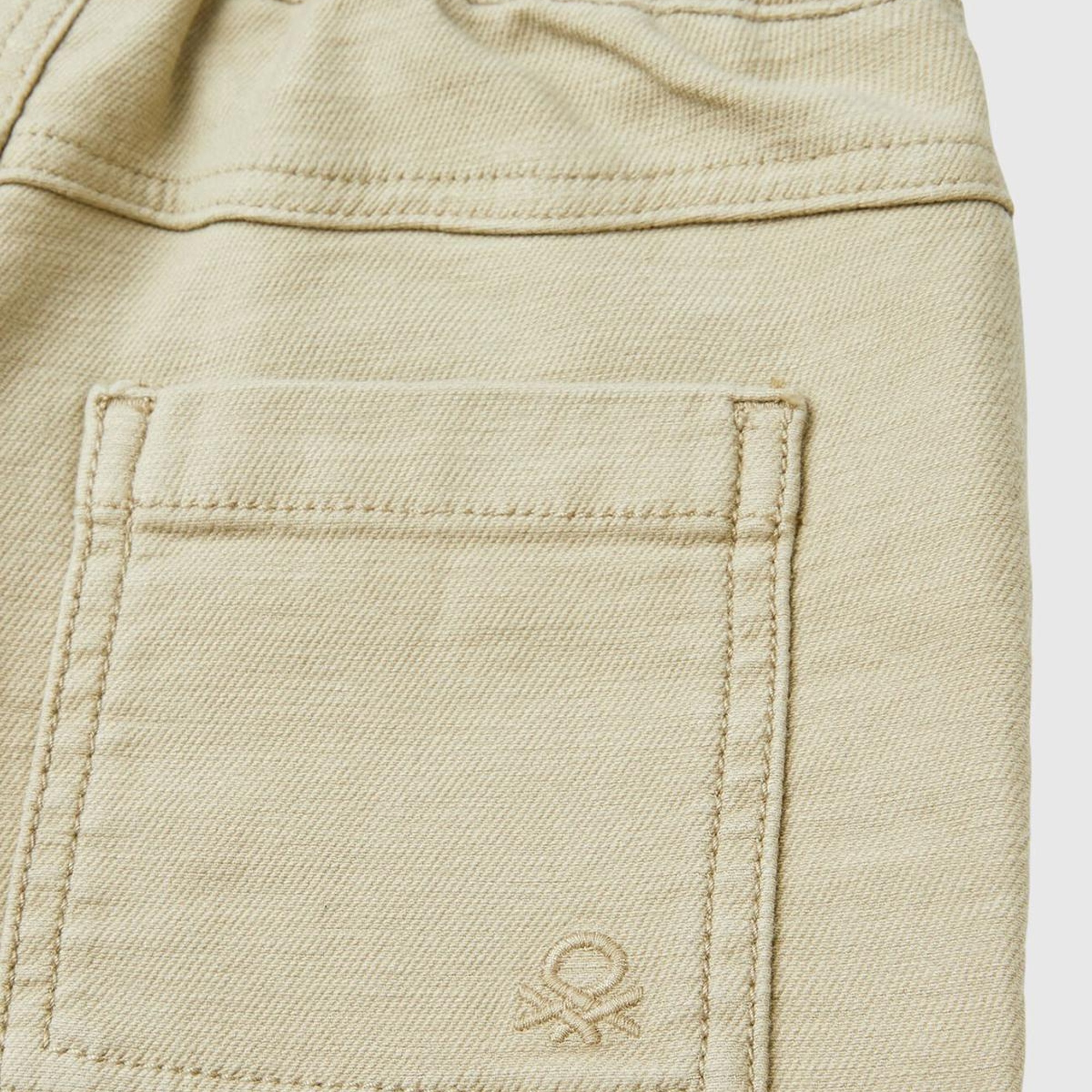 Erkek Çocuk Bej Arka Cebi Logolu Beli Büzgü İpli Kıvrık Paça Pantolon