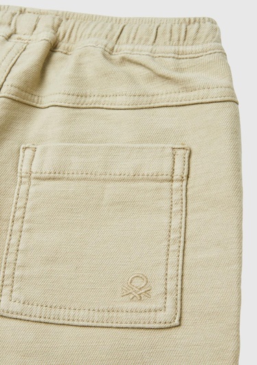  Erkek Çocuk Bej Arka Cebi Logolu Beli Büzgü İpli Kıvrık Paça Pantolon