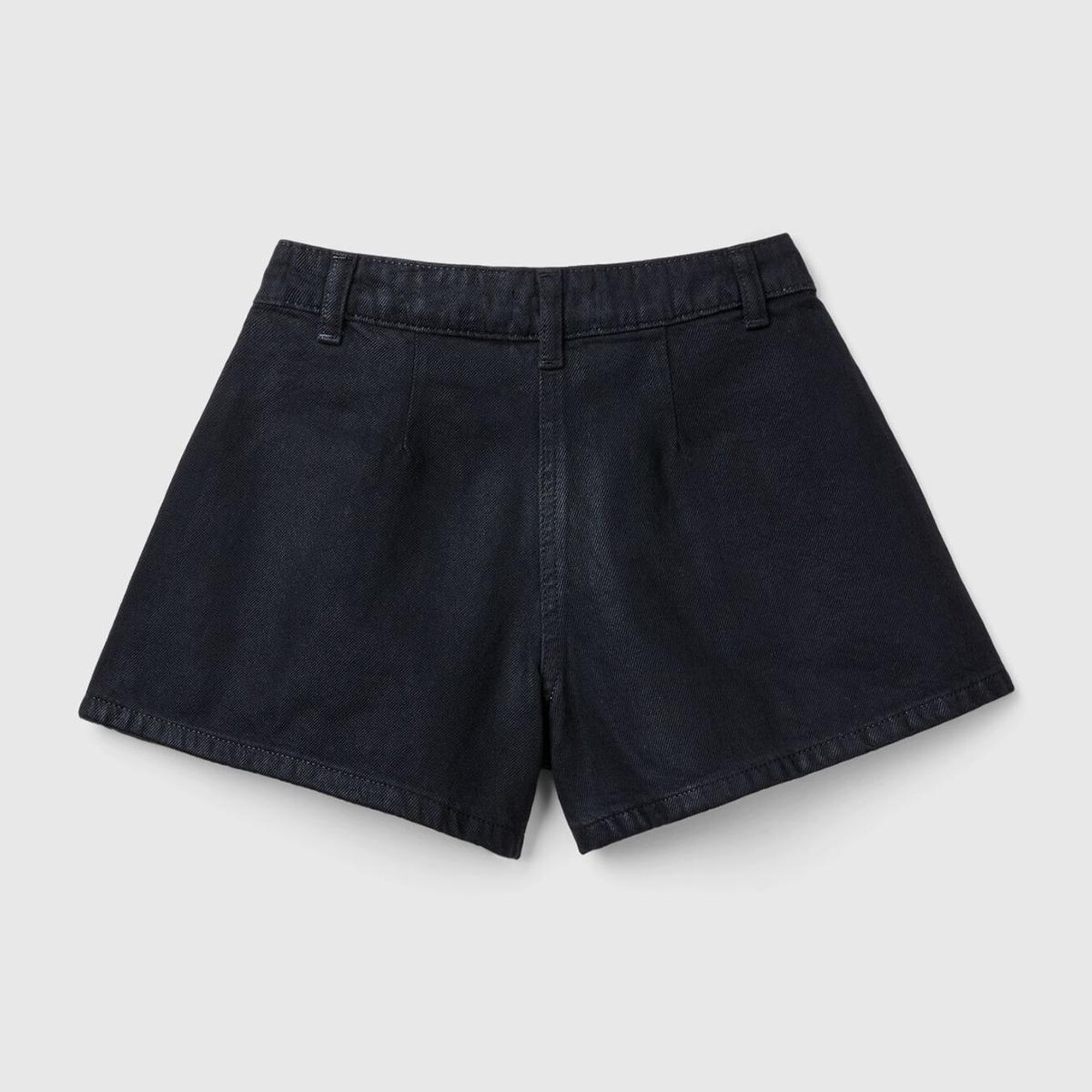 Kız Çocuk Siyah Önü Logo Detaylı 2 Pileli Kullanılmış Efektli Bermuda Şort