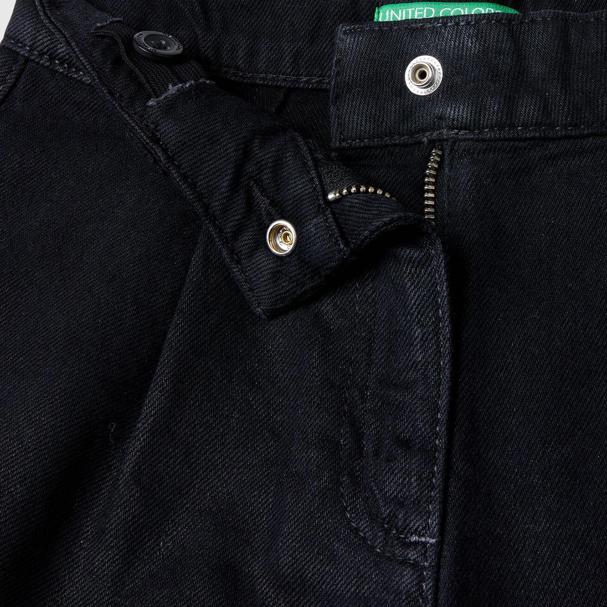 Kız Çocuk Siyah Önü Logo Detaylı 2 Pileli Kullanılmış Efektli Bermuda Şort