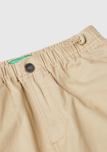  Erkek Çocuk Bej Ön Cebi Logo Detaylı Beli Lastikli Beş Cepli Pantolon