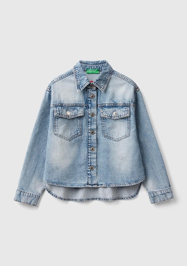  Kız Çocuk Açık Denim Arkası Logo Detaylı Göğüs Cepli Önü Kısa Gömlek