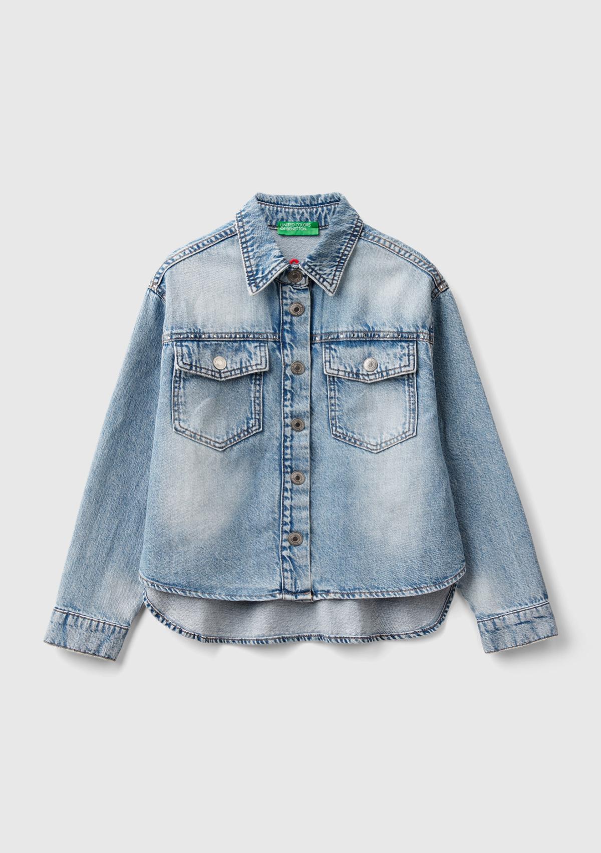  Kız Çocuk Açık Denim Arkası Logo Detaylı Göğüs Cepli Önü Kısa Gömlek