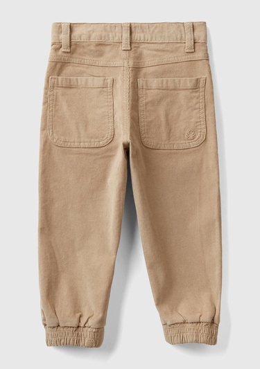  Erkek Çocuk Bej Arka Cebi Logo Detaylı Lastik Paça Kadife Pantolon