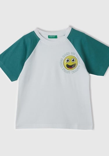  Erkek Çocuk Beyaz Önü Aplikeli Blok Renkli Reglan Kol Bisiklet Yaka T-Shirt
