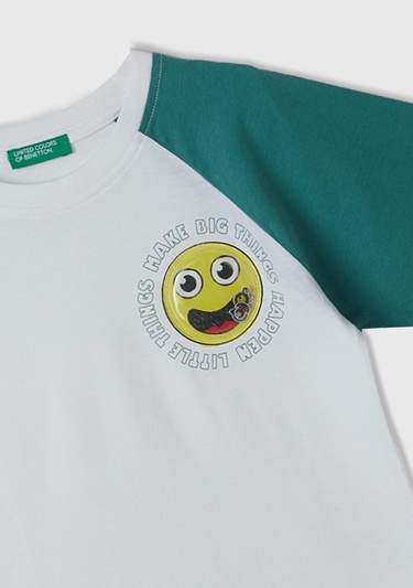  Erkek Çocuk Beyaz Önü Aplikeli Blok Renkli Reglan Kol Bisiklet Yaka T-Shirt